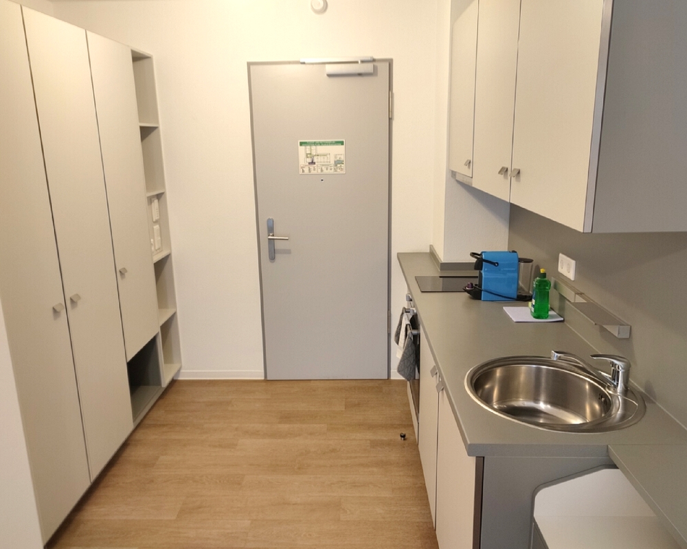 Küche und Flur im Penthouse Studio, Serviced Apartments SPREEPOLIS Berlin