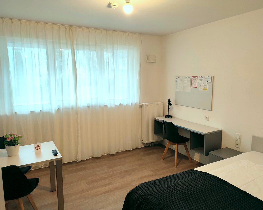 Bett, Schreibtisch, Tisch -  Single Apartment Komfort, Serviced Apartments SPREEPOLIS Berlin