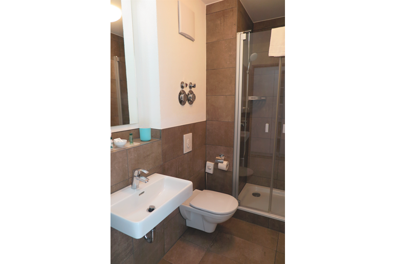 Bad mit Dusche und WC,  Studio Komfort, Serviced Apartments SPREEPOLIS Berlin